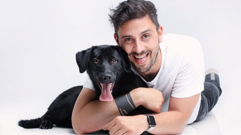 Szabó-Kimmel-Tamás-kutyával-R.jpg